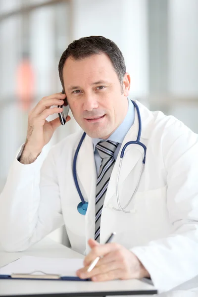 Porträtt av stilig läkare talar i telefon — Stockfoto