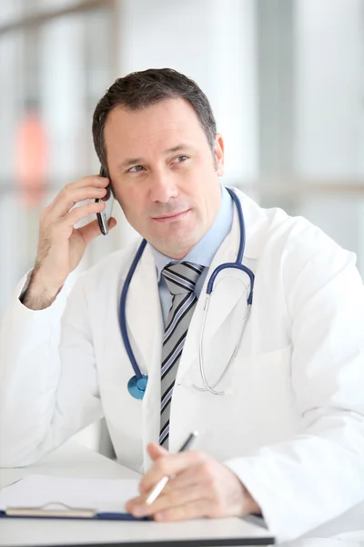 Portret przystojny lekarz rozmawia przez telefon — Zdjęcie stockowe