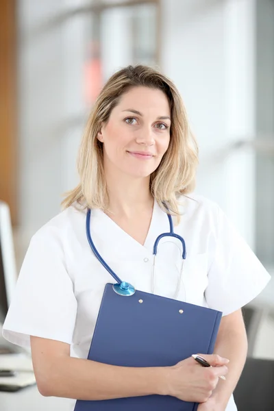 Portret van prachtige lachende verpleegster — Stockfoto