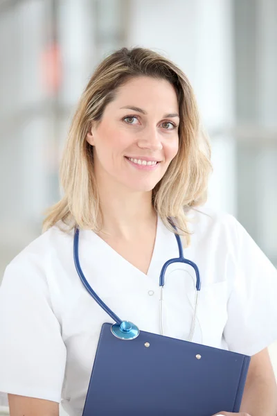Retrato de hermosa enfermera sonriente — Foto de Stock