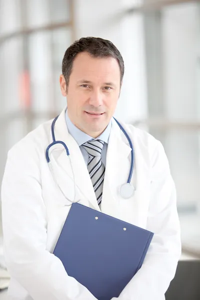 Retrato do médico em pé no corredor do hospital — Fotografia de Stock