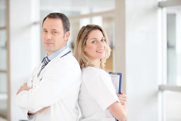 Portret medycznych stojący w szpitalu — Zdjęcie stockowe