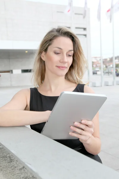 Businesswoman using electronic tab outdoors — Stock Photo, Image