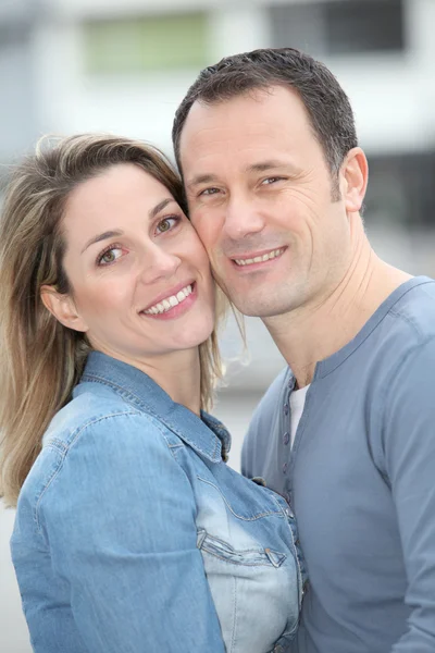 Retrato de casal feliz em pé ao ar livre — Fotografia de Stock