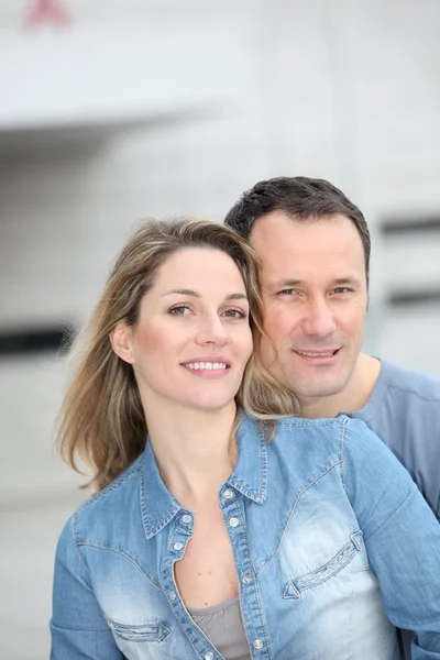 Porträtt av lyckliga par står utomhus — Stockfoto