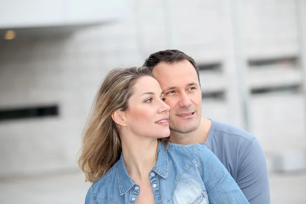 Retrato de casal feliz em pé ao ar livre — Fotografia de Stock