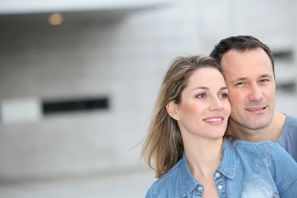 Портрет щасливої пари, що стоїть на відкритому повітрі — стокове фото