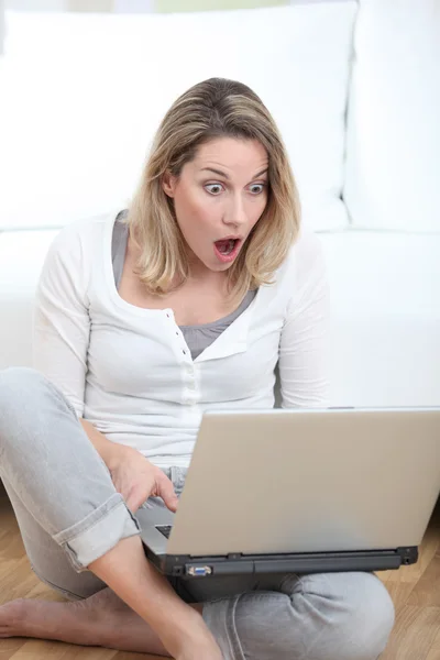 Mulher surpresa na frente do computador portátil — Fotografia de Stock