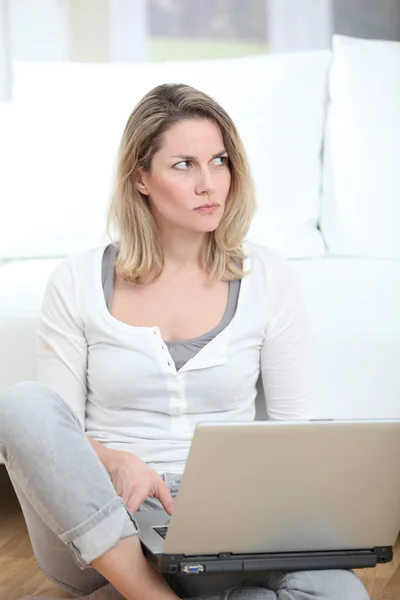 Žena s mad vzhled pomocí přenosného počítače — Stock fotografie
