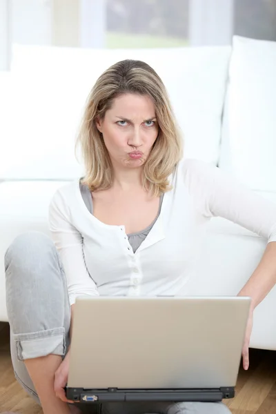 Femme avec regard fou en utilisant un ordinateur portable — Photo