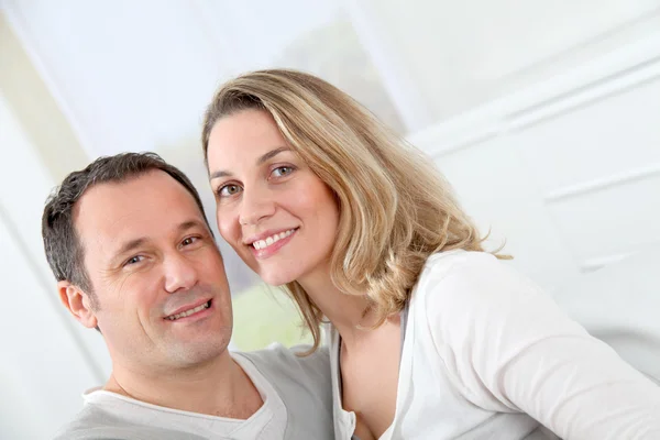 Portrait of happy couple at home — Stock Photo, Image