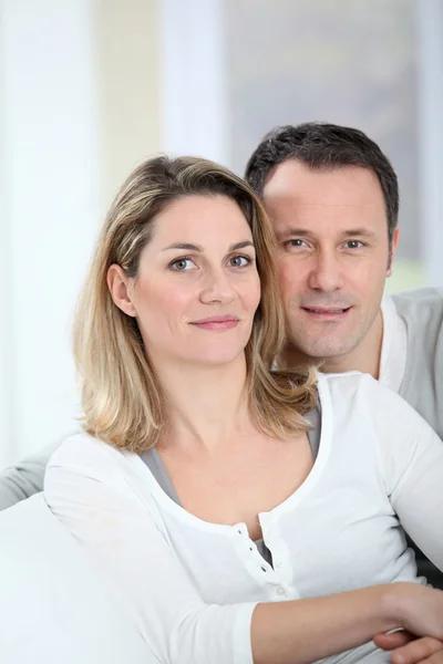 Portret szczęśliwy pary w domu — Zdjęcie stockowe