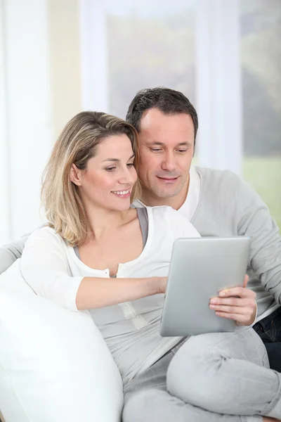 Paar zitten in rococostijl met elektronische tabblad — Stockfoto