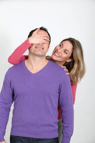 Vrouw haar boyfriend ogen met hand verbergen — Stockfoto