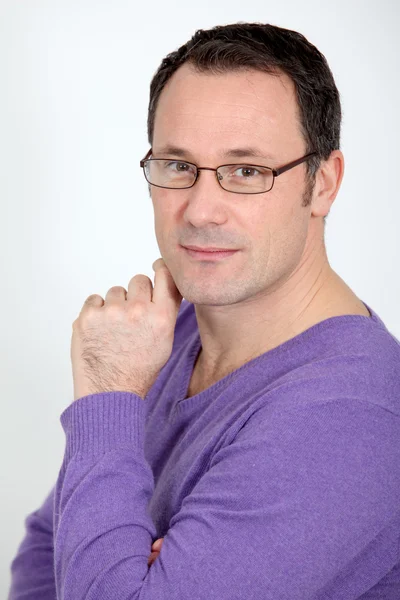 Porträt eines gutaussehenden Mannes mit Brille — Stockfoto