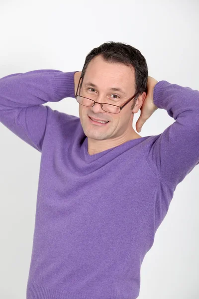 Portrét pohledný muž nosí dioptrické brýle — Stock fotografie