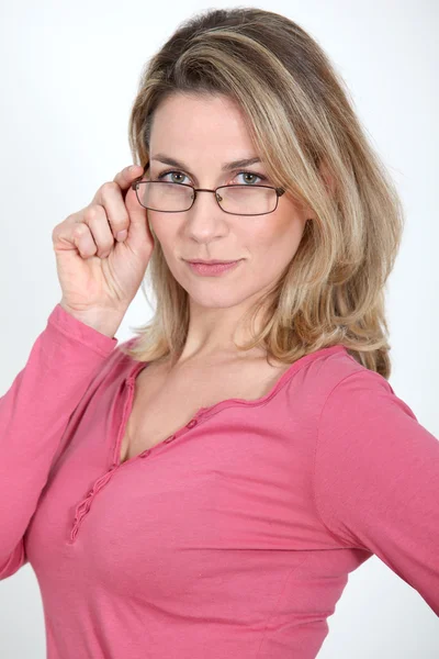 Porträt einer schönen blonden Frau mit Brille — Stockfoto