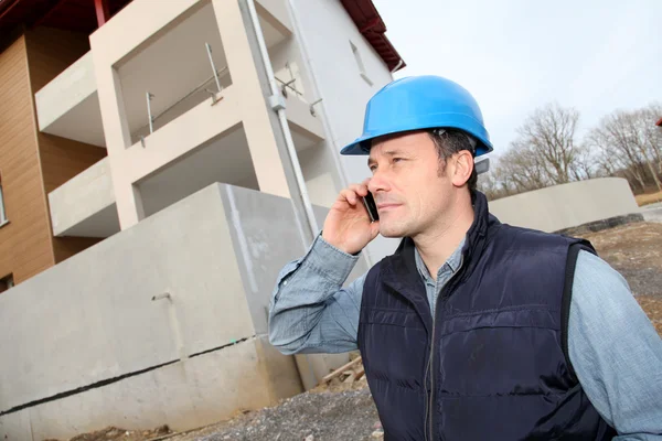 Vorgesetzter telefoniert auf Baustelle — Stockfoto