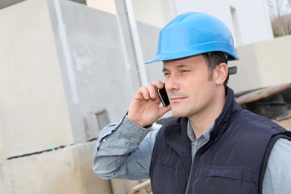 Toezichthouder praten over de telefoon op de bouwplaats — Stockfoto