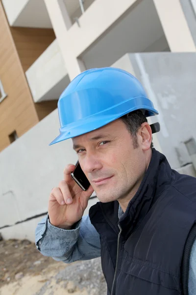 Inspektor rozmawia przez telefon na budowie — Zdjęcie stockowe