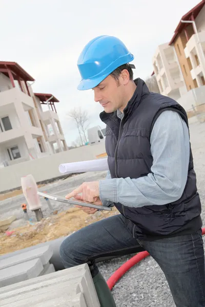 Superviseur utilisant l'onglet électronique sur le chantier de construction — Photo