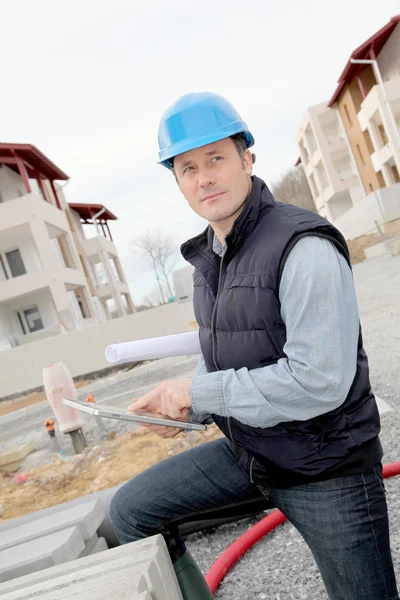 Supervisor mit elektronischer Registerkarte auf der Baustelle — Stockfoto