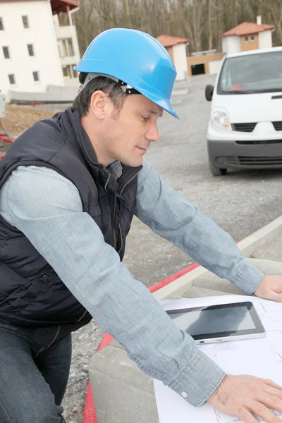Engineer on construction site with electronic tab — Stock Photo, Image