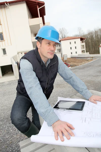 Ingenieur op de bouwplaats met elektronische tabblad — Stockfoto