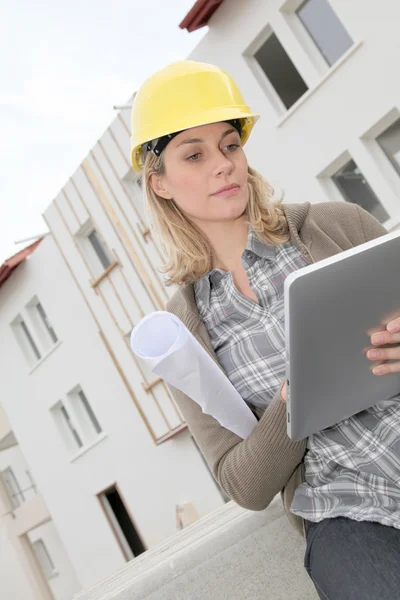 Жінка-інженер з шоломом безпеки стоїть на будівельному майданчику — стокове фото
