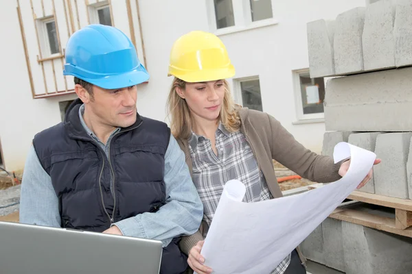 Architect en ingenieur kijken naar plan op de bouwplaats — Stockfoto