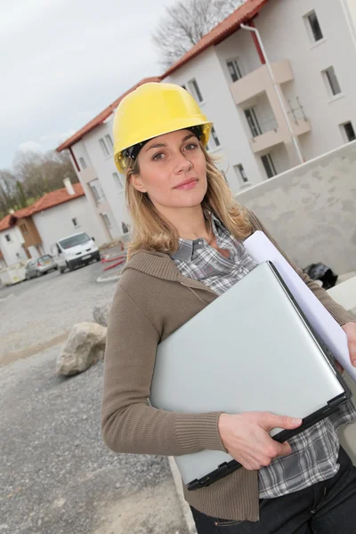 Vrouw ingenieur met veiligheid helm staande op de bouwplaats — Stockfoto