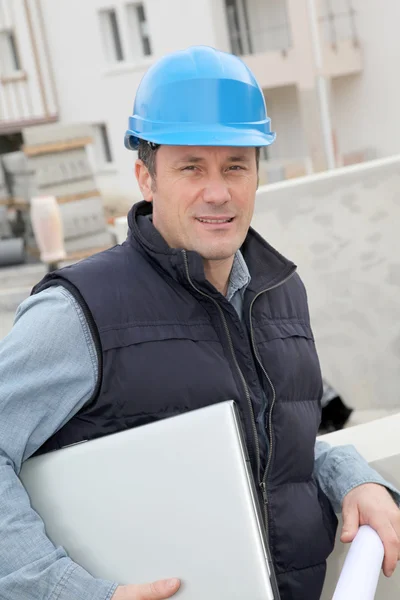 Superviseur de chantier avec casque de sécurité debout sur le chantier de construction — Photo