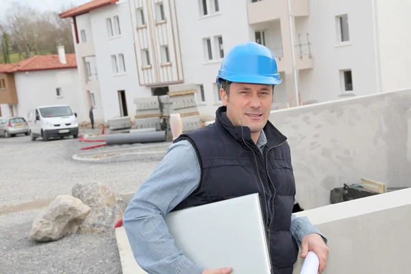Начальник участка с защитным шлемом, стоящим на строительной площадке — стоковое фото