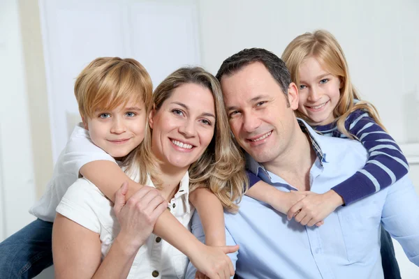 Glad familjeporträtt — Stockfoto