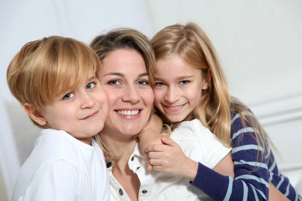 Retrato de madre feliz con 2 niños rubios —  Fotos de Stock