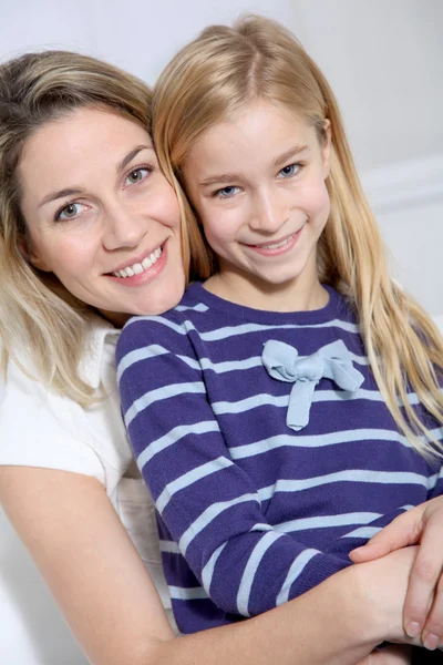 Porträt einer glücklichen Mutter und eines kleinen Mädchens — Stockfoto