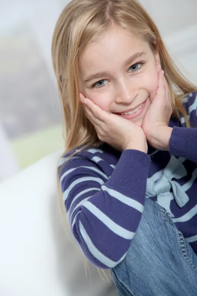 Ritratto di bambina bionda di 10 anni — Foto Stock