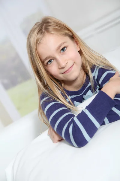 Ritratto di bambina bionda di 10 anni — Foto Stock
