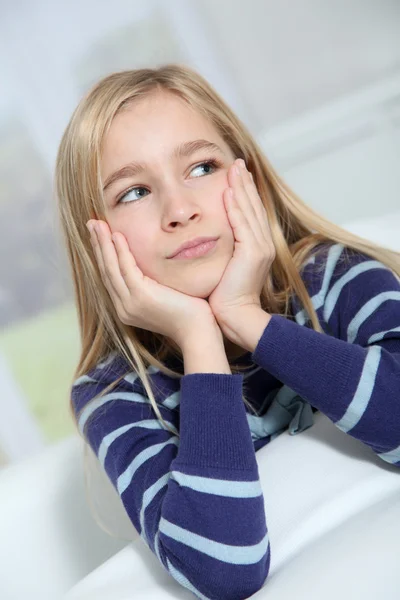 Portret van 10-jaar-oud blond meisje — Stockfoto