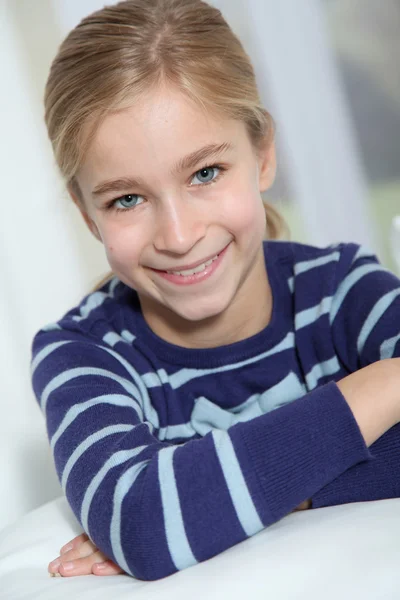 Portret van 10-jaar-oud blond meisje — Stockfoto