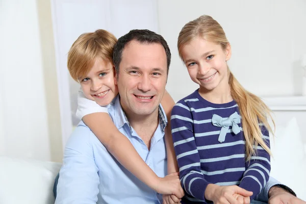 Portrait of father and children at home — Stock Photo, Image