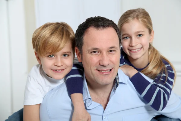 Portret ojca i dzieci w domu — Zdjęcie stockowe