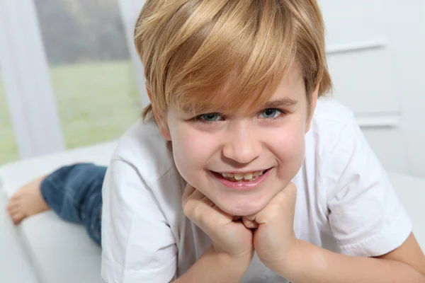 Porträtt av 8-årig pojke — Stockfoto