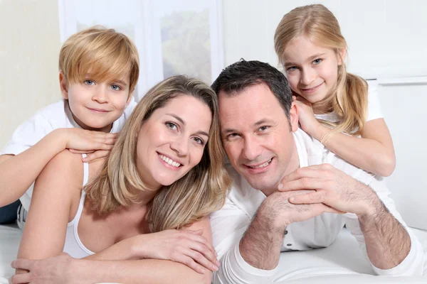 Gelukkige familie tot op bed — Stockfoto