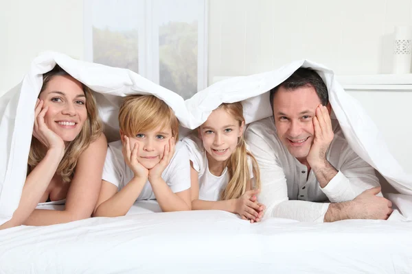 부모와 자녀는 아침에 침대에 누워 — 스톡 사진