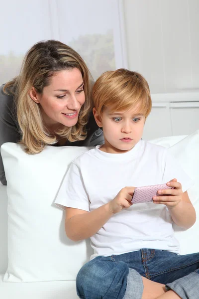 Мать и сын играют в видеоигры по телефону — стоковое фото