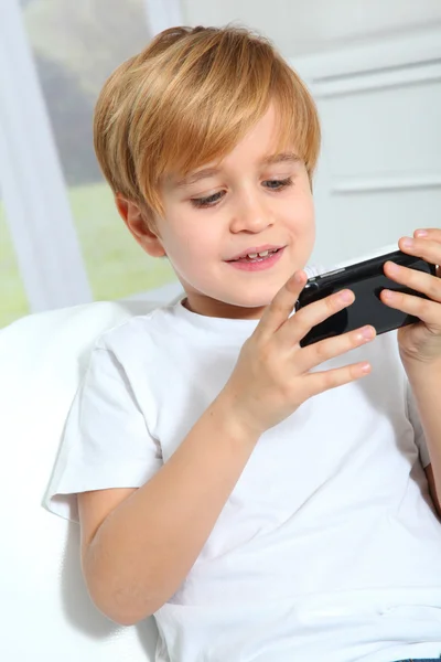 Retrato de un niño rubio jugando videojuego —  Fotos de Stock