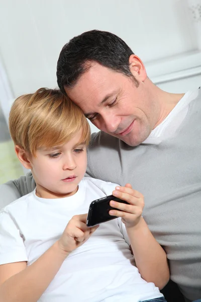 Otec a syn hraje videohry doma — Stock fotografie