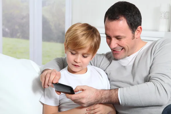 Apa és fia videojátékot játszanak otthon — Stock Fotó