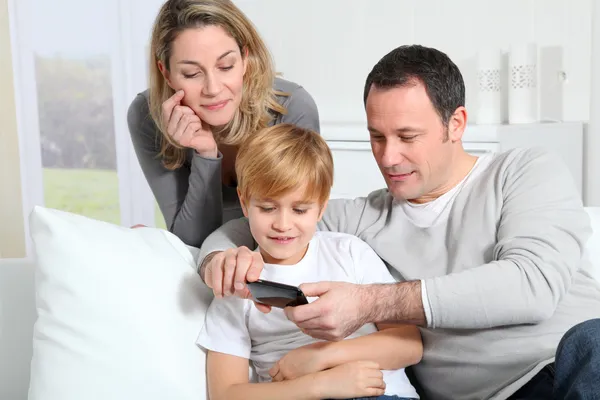 Famille jouer à un jeu vidéo sur smartphone — Photo